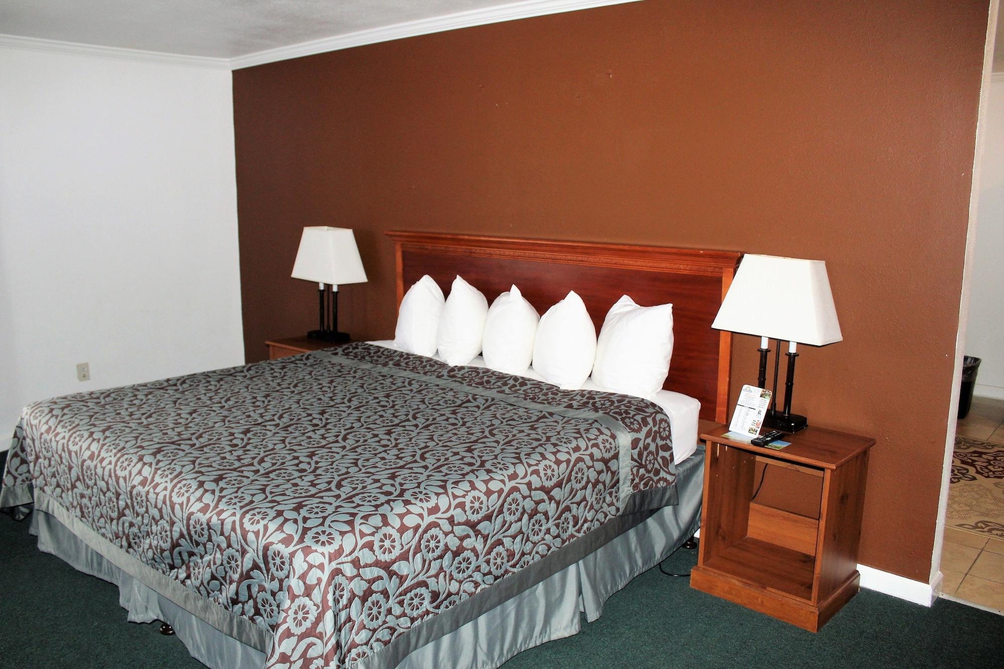 Days Inn By Wyndham Everett Exterior photo