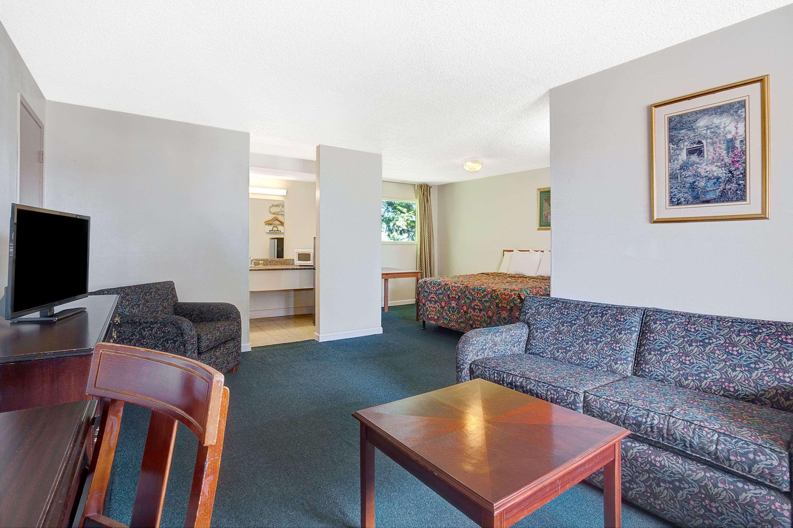 Days Inn By Wyndham Everett Exterior photo