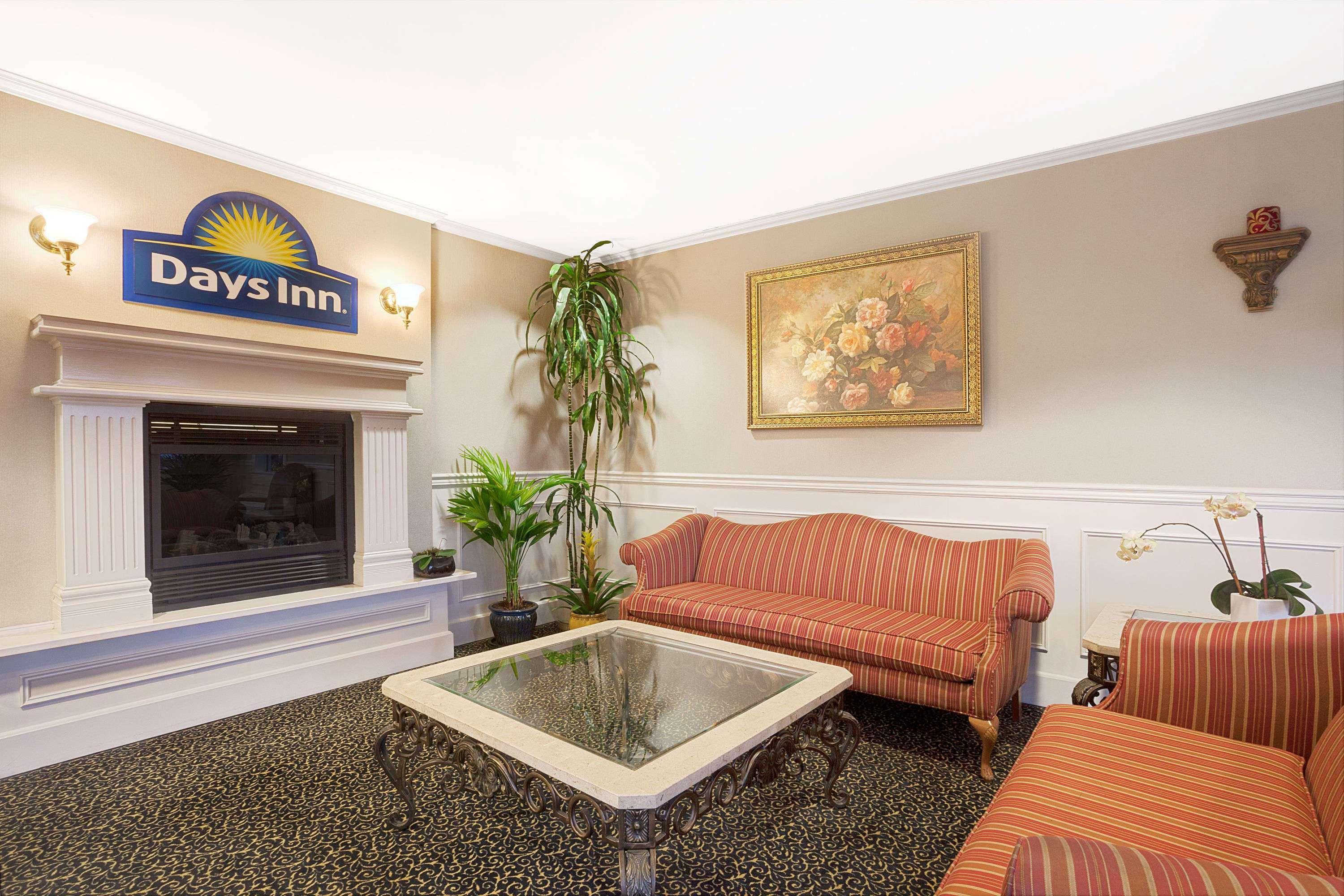 Days Inn By Wyndham Everett Exterior photo